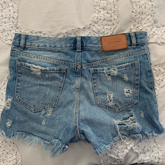 Zara embroidered butterfly ripped shorts. size 6 - Picture 2 of 3